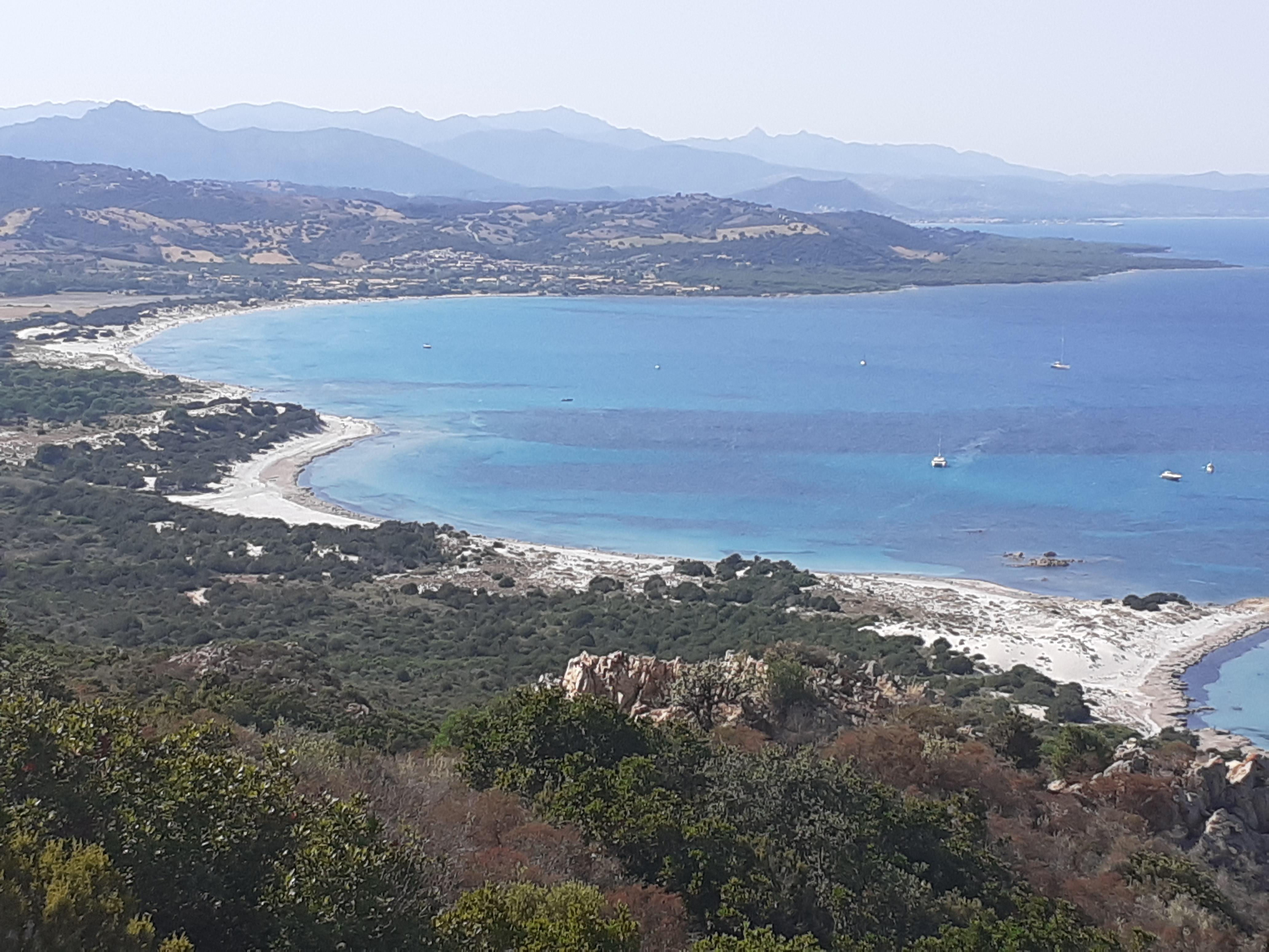Estate cafona: a Capo Comino turisti in camper sulle dune 