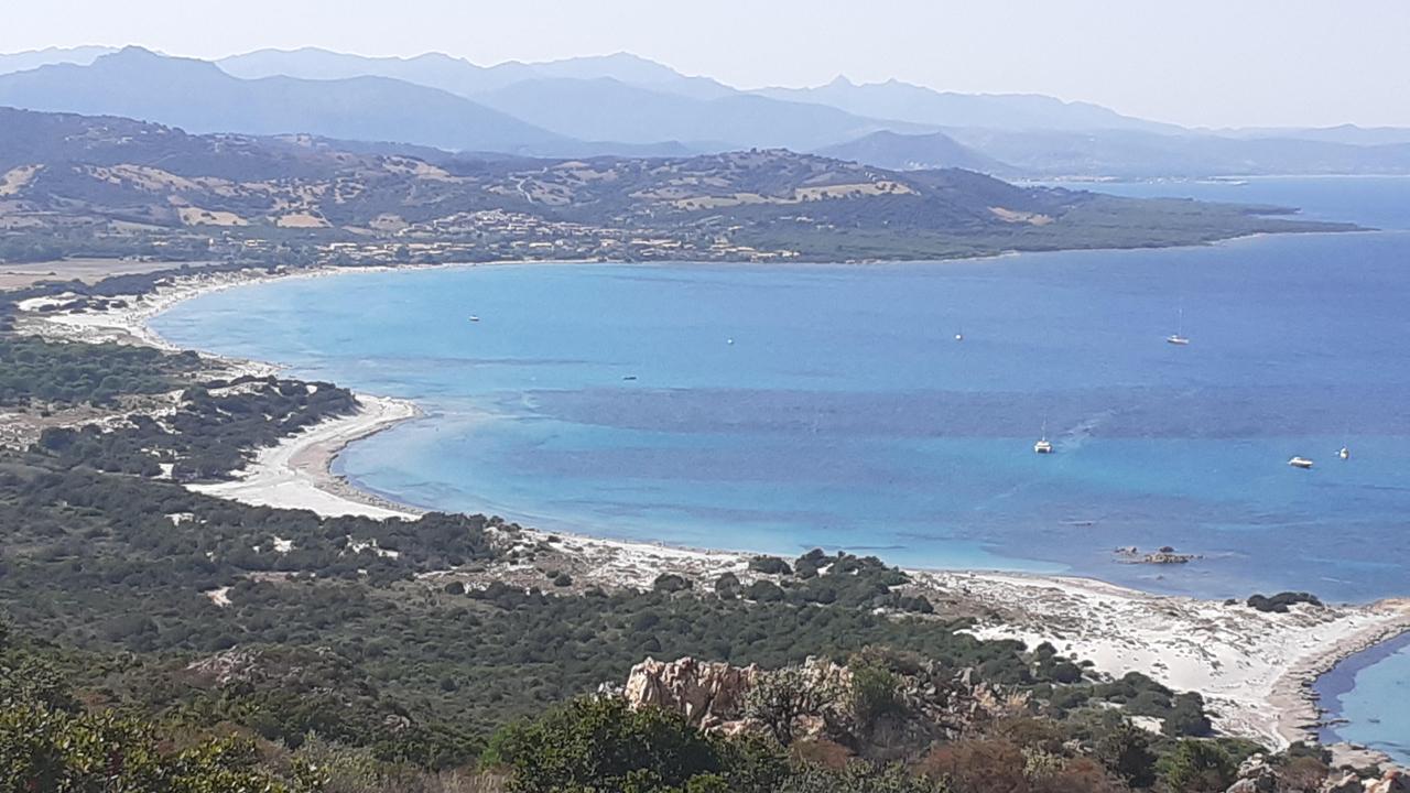 Estate cafona: a Capo Comino turisti in camper sulle dune