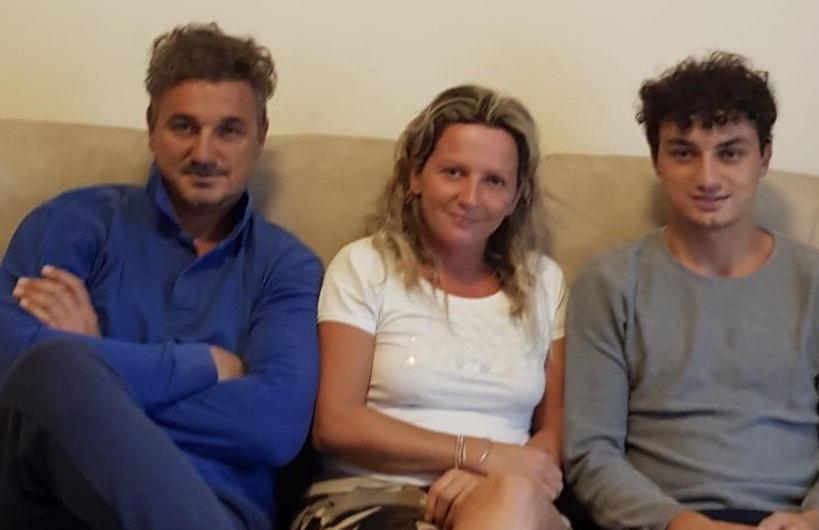 Simonetta Serena Possenti insieme al marito Pasquale e al figlio maggiore, che non è positivo
