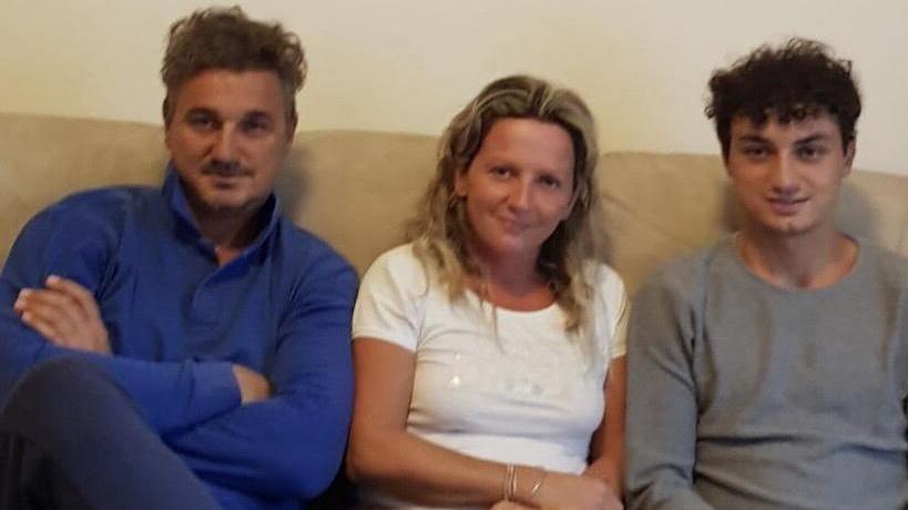 Simonetta Serena Possenti insieme al marito Pasquale e al figlio maggiore, che non è positivo