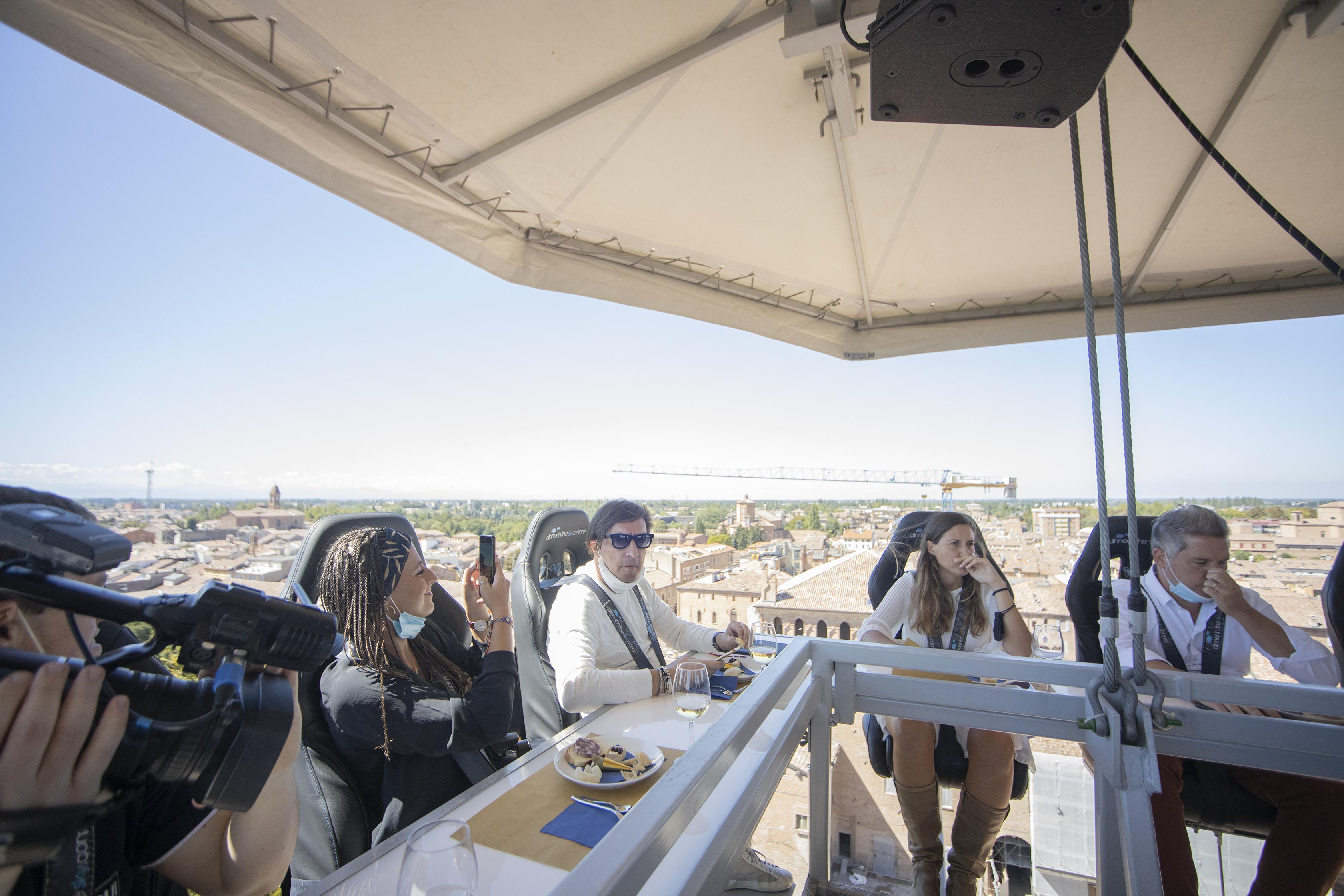 A Carpi apre il ristorante tra le nuvole “Dinner in the Sky” e incontra la cucina modenese