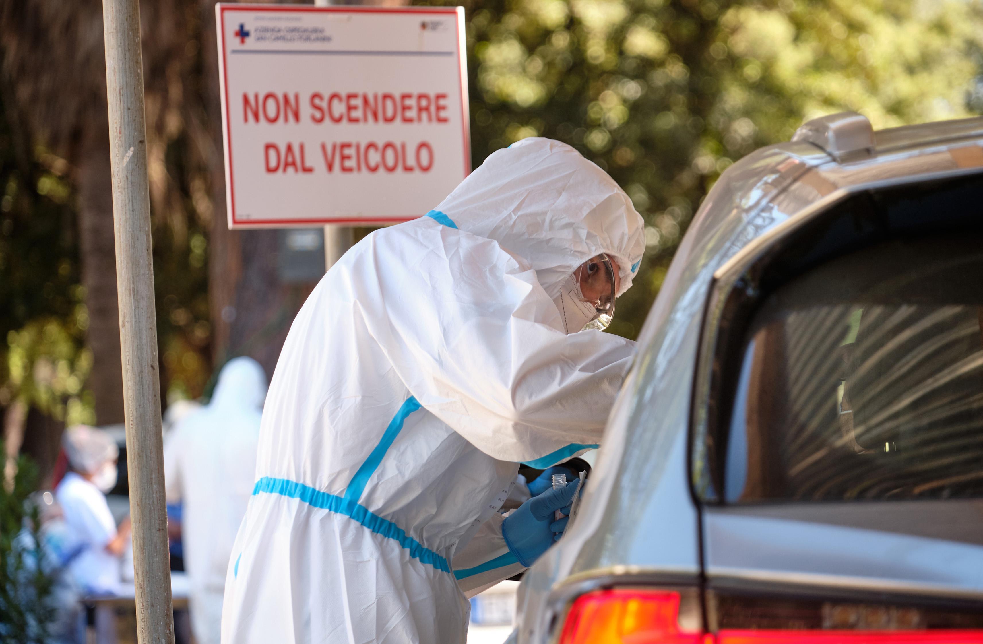 Un operatore sanitario esegue un prelievo di mucosa e saliva attraverso il tampone (foto d'archvio, Barlettani)