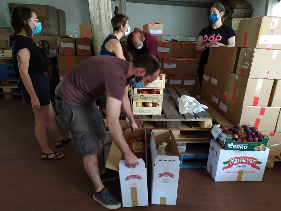 La preparazione dei pacchi del progetto “Il Pane e le Rose”