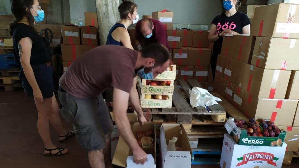 La preparazione dei pacchi del progetto “Il Pane e le Rose”