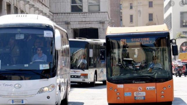Un autobus urbano a Livorno