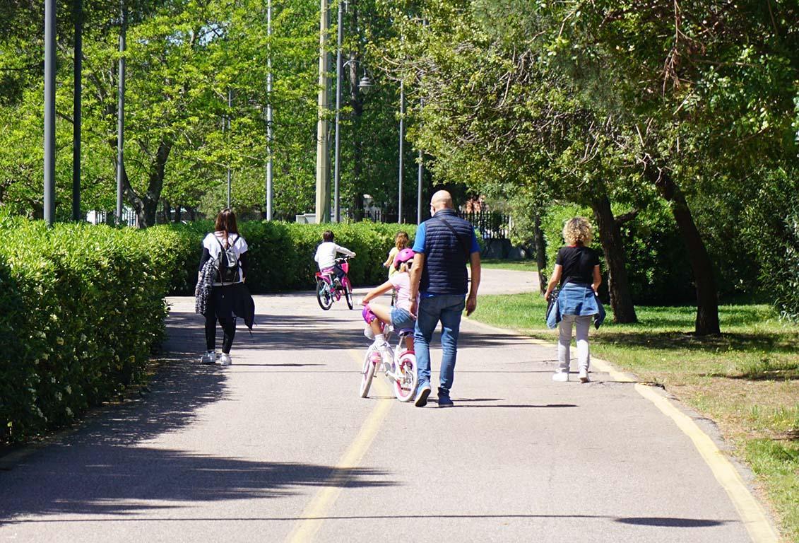 Olbia, al parco i bagni sono chiusi: bimbi costretti a urinare nei cespugli 