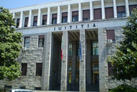 Il tribunale di Pisa dove si è svolta la direttissima dell'unico arrestato per il tentato colpo in villa