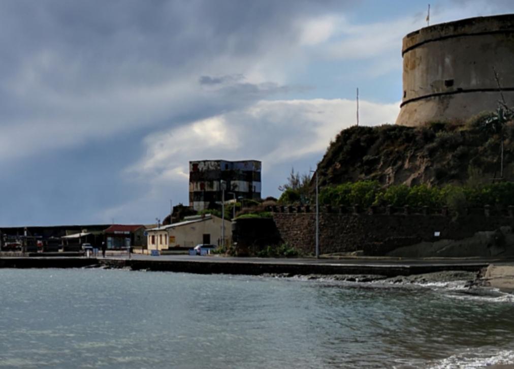 Malore in spiaggia, turista 77enne muore a Bosa Marina