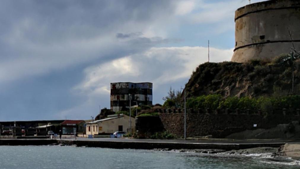 Malore in spiaggia, turista 77enne muore a Bosa Marina