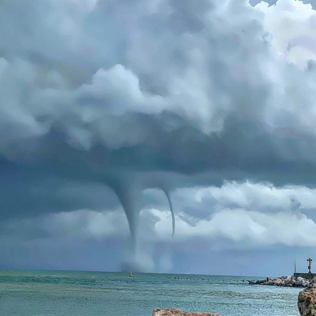 Spettacolari trombe marine, momenti di apprensione sul litorale apuano