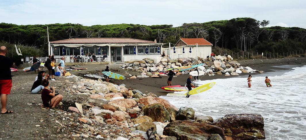 In cento cavalcano l’onda: fra le Gorette e Andalù è il regno dei surfisti 