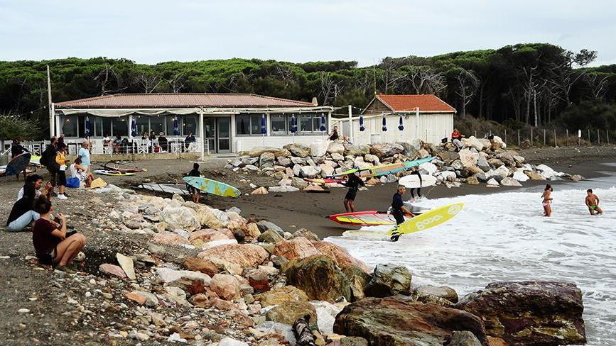 In cento cavalcano l’onda: fra le Gorette e Andalù è il regno dei surfisti