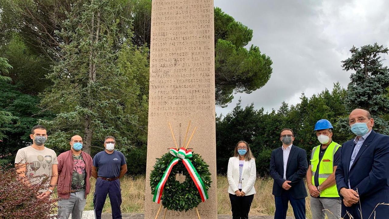 Una corona di alloro per le 56 vittime della Saint-Gobain