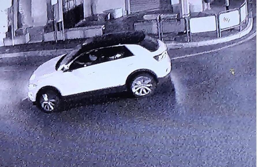 Urtano le auto in sosta e scappano: rintracciati due pirati della strada