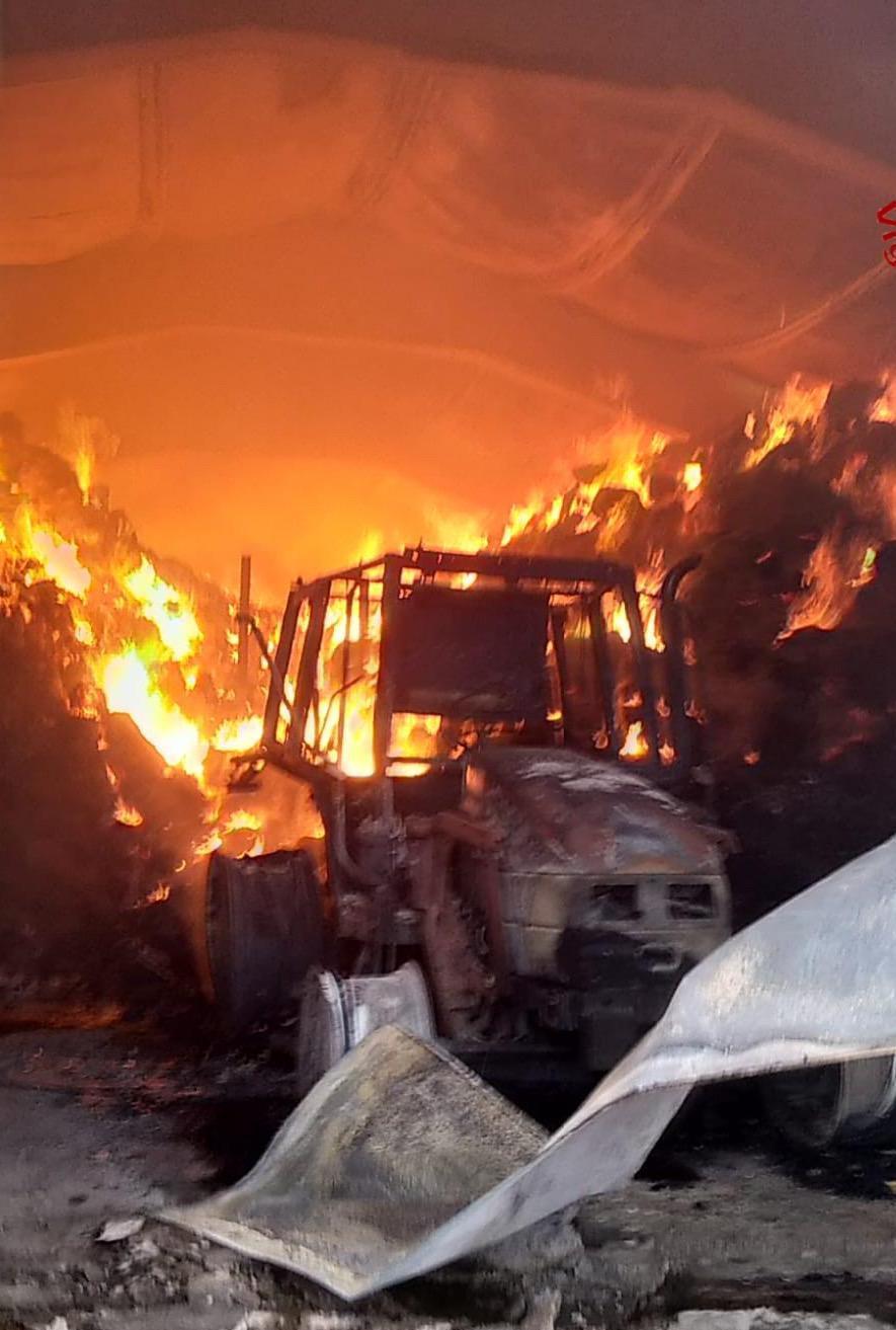 Fulmine su un capannone, scoppia l’incendio