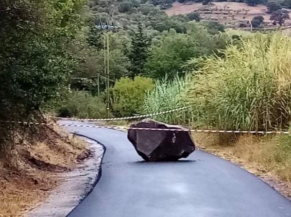 Bosa, sulla strada un masso di sette tonnellate 