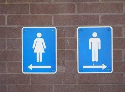 Trans accusa: «Negato l’accesso al bagno donne» 