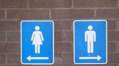 Trans accusa: «Negato l’accesso al bagno donne» 