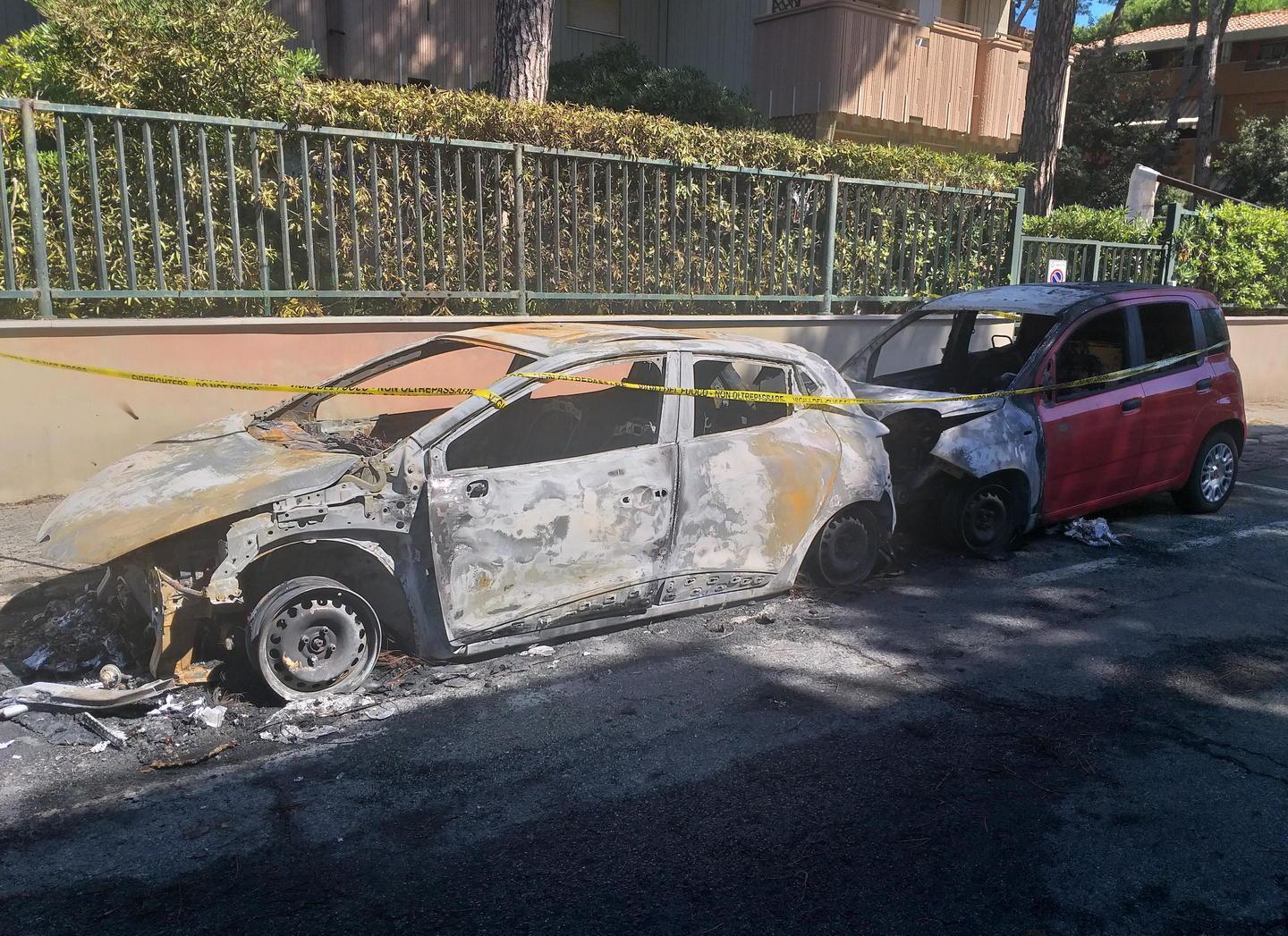 Tirrenia, auto incendiata nella notte: distrutti due veicoli, seri danni a un terzo 
