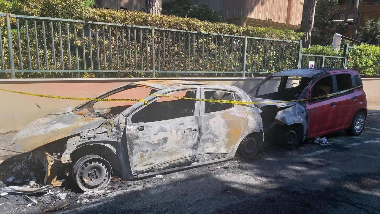 Tirrenia, auto incendiata nella notte: distrutti due veicoli, seri danni a un terzo