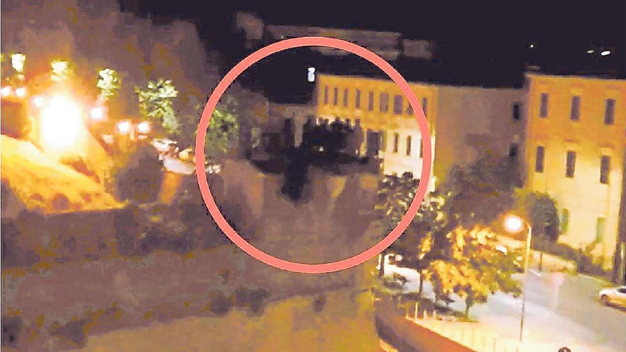 La foto scattata da alcuni lettori, di notte, che documenta il caos sul Bastione Maiano
