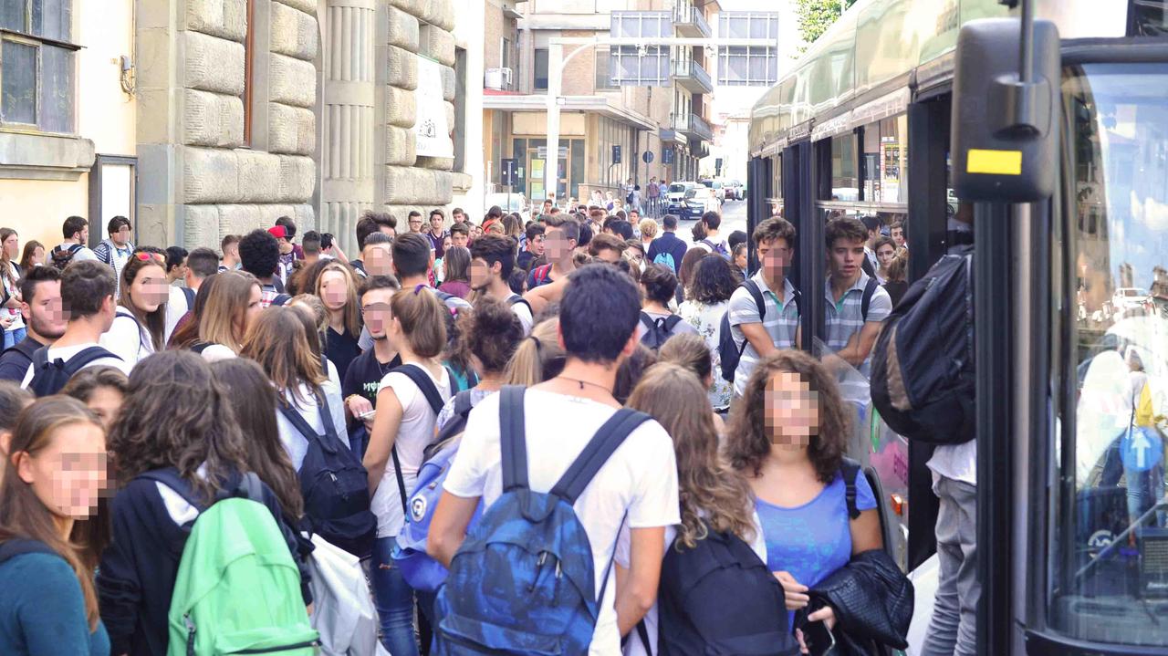 Orari anticipati e ricorso al car pooling per sopperire alla carenza di 30 autobus