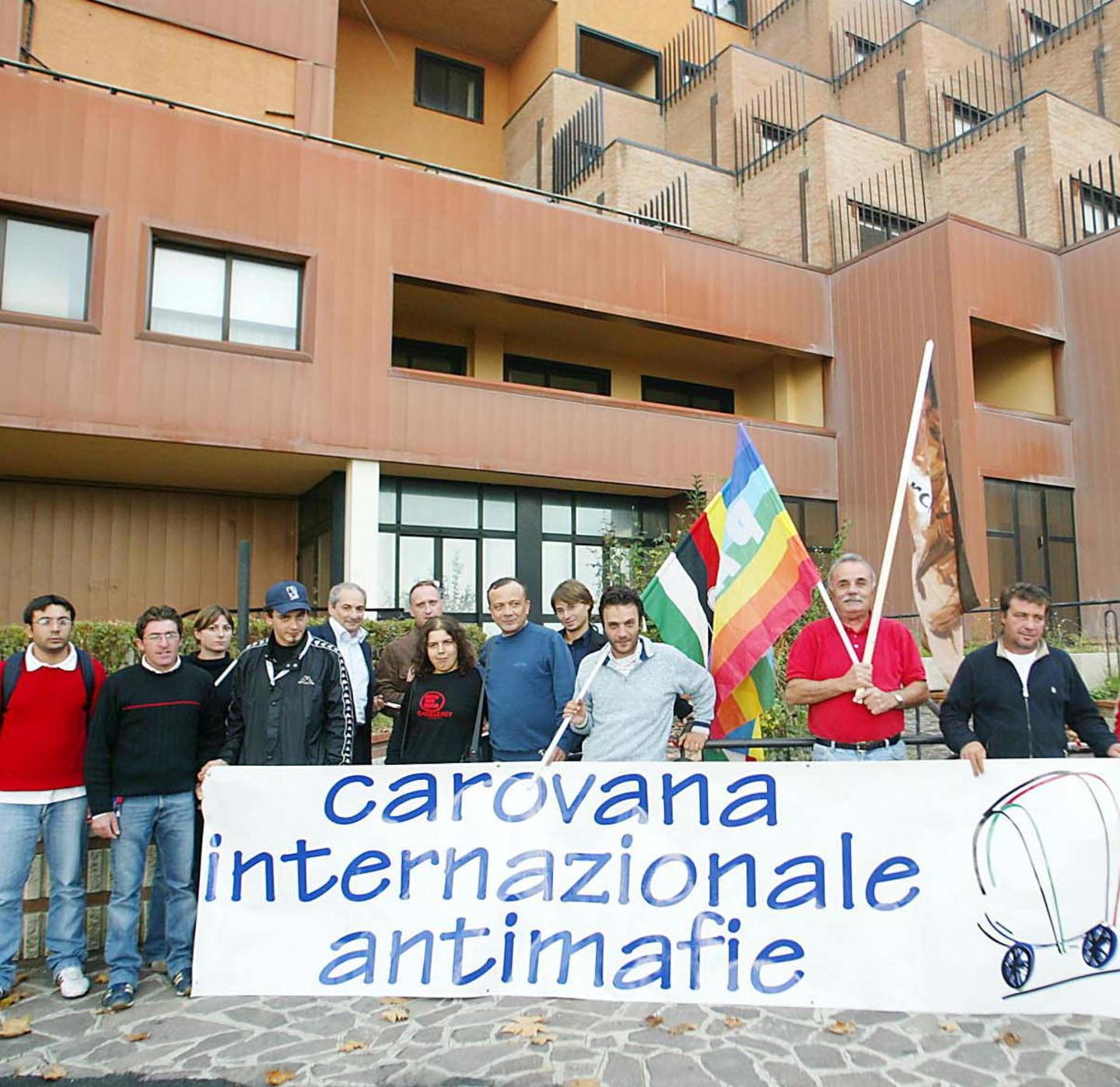 La carovana antimafie in sosta qualche anno fa davanti all’ex Hotel Paradiso di Montecatini Alto