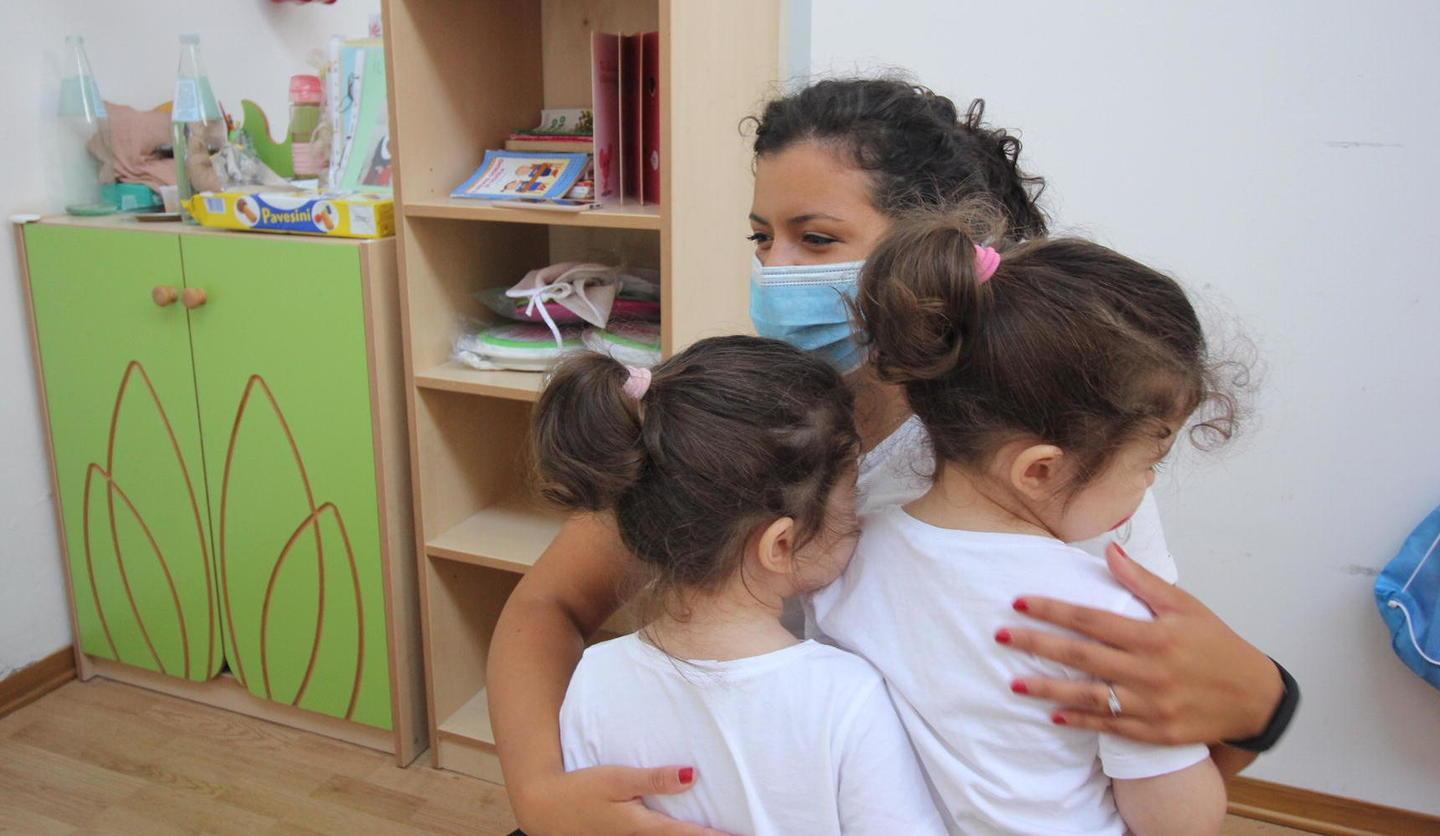 Le maestre riabbracciano i bambini ma i cinesi per ora tengono i figli a casa 