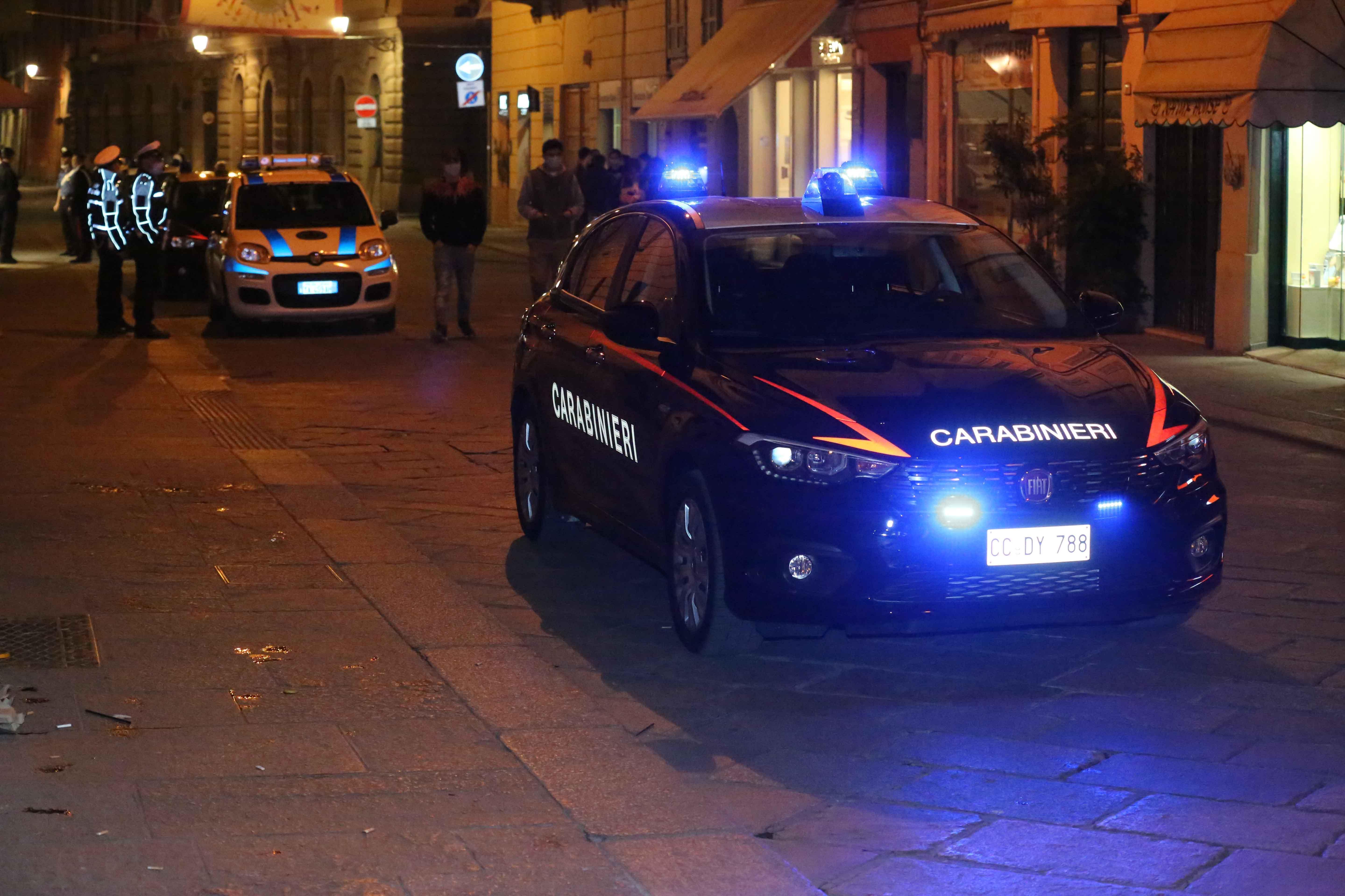 Ubriaca scaglia una bottiglia di vetro contro la vetrata di un bar
