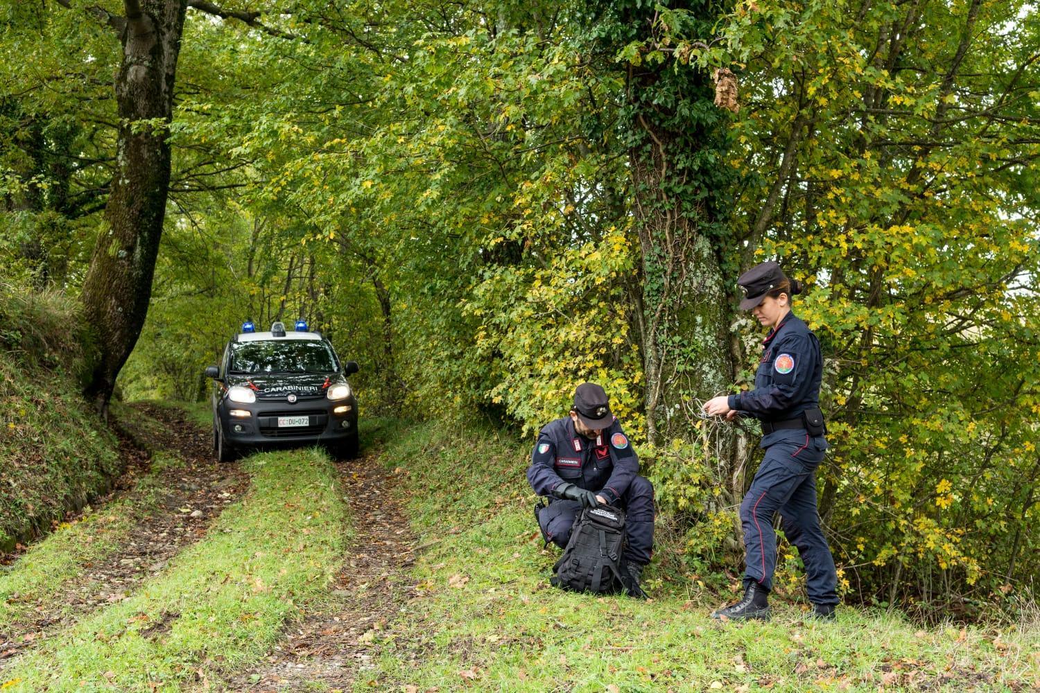 Una pattuglia dei carabinieri forestali (foto archivio)
