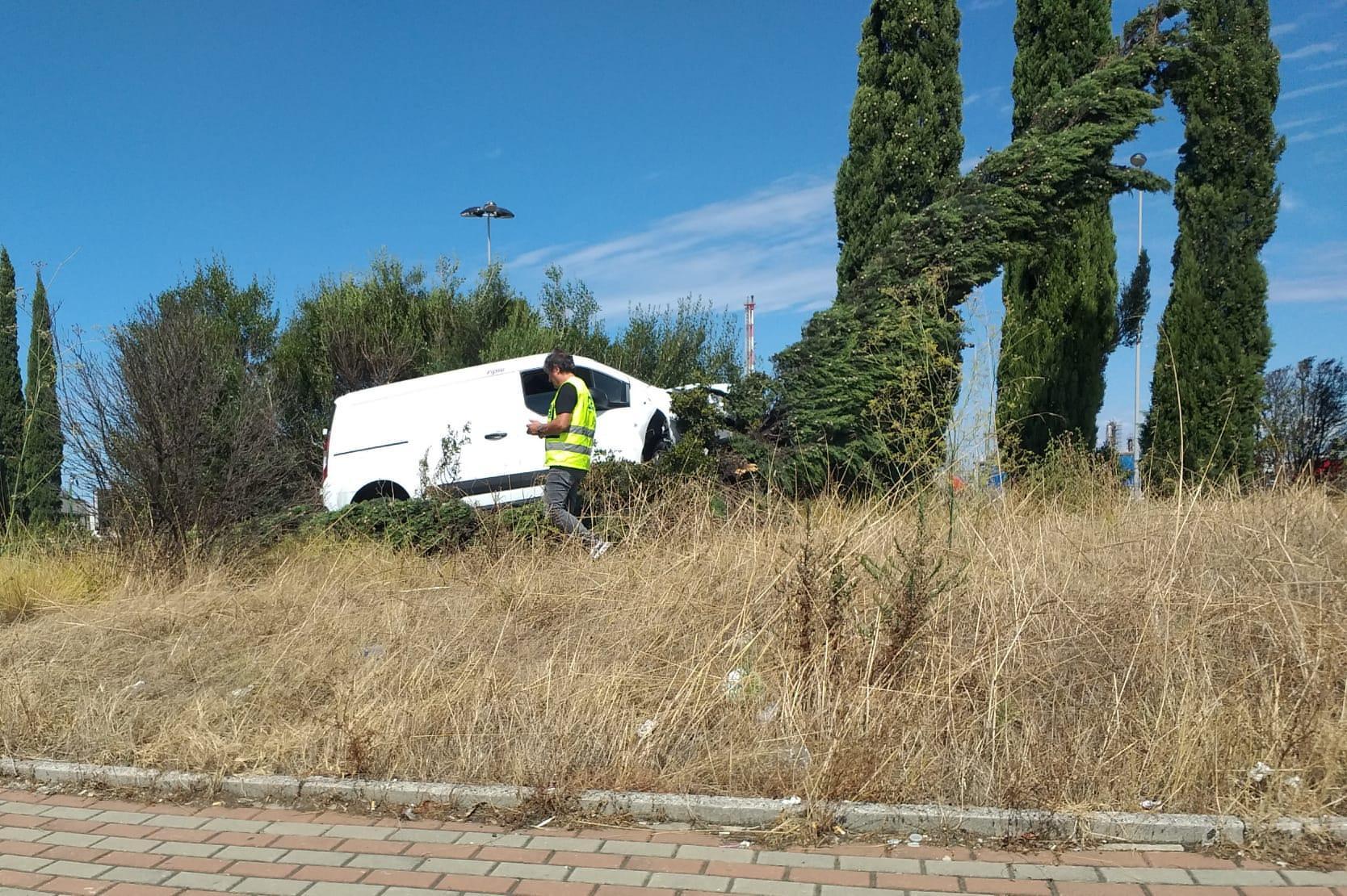 Si schianta contro un cipresso in mezzo alla rotatoria