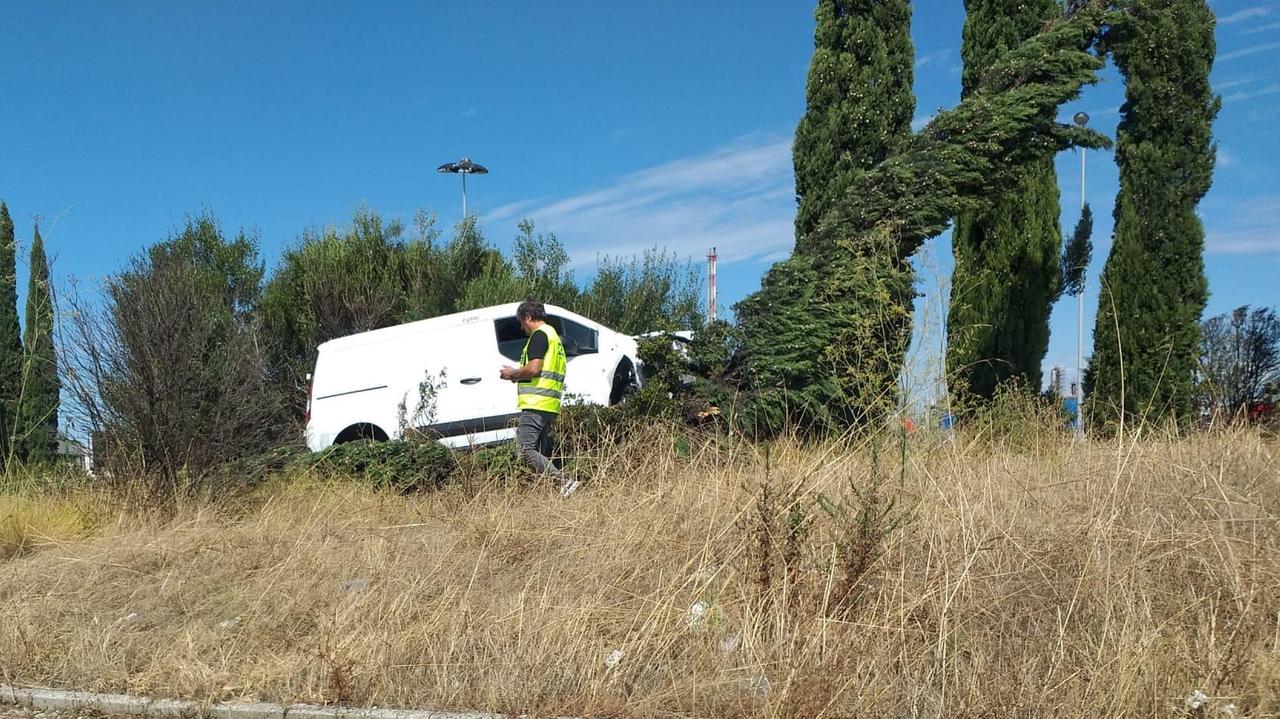 Si schianta contro un cipresso in mezzo alla rotatoria