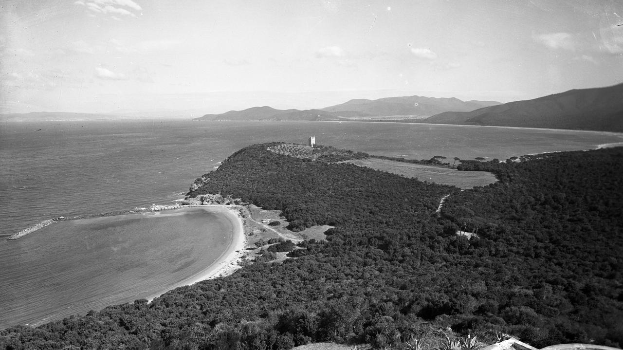 Ala, 1955: la spiaggia dove ora c'è il porto, sovrastata da Torre Hidalgo