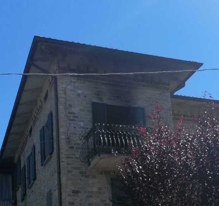 Divano a fuoco per la sigaretta, un 66enne lo butta dalla finestra 