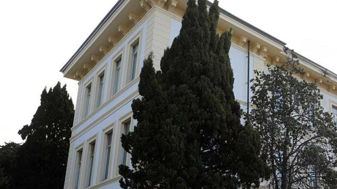 “Guardi”, più punti d’ingresso e banchi distanti il necessario