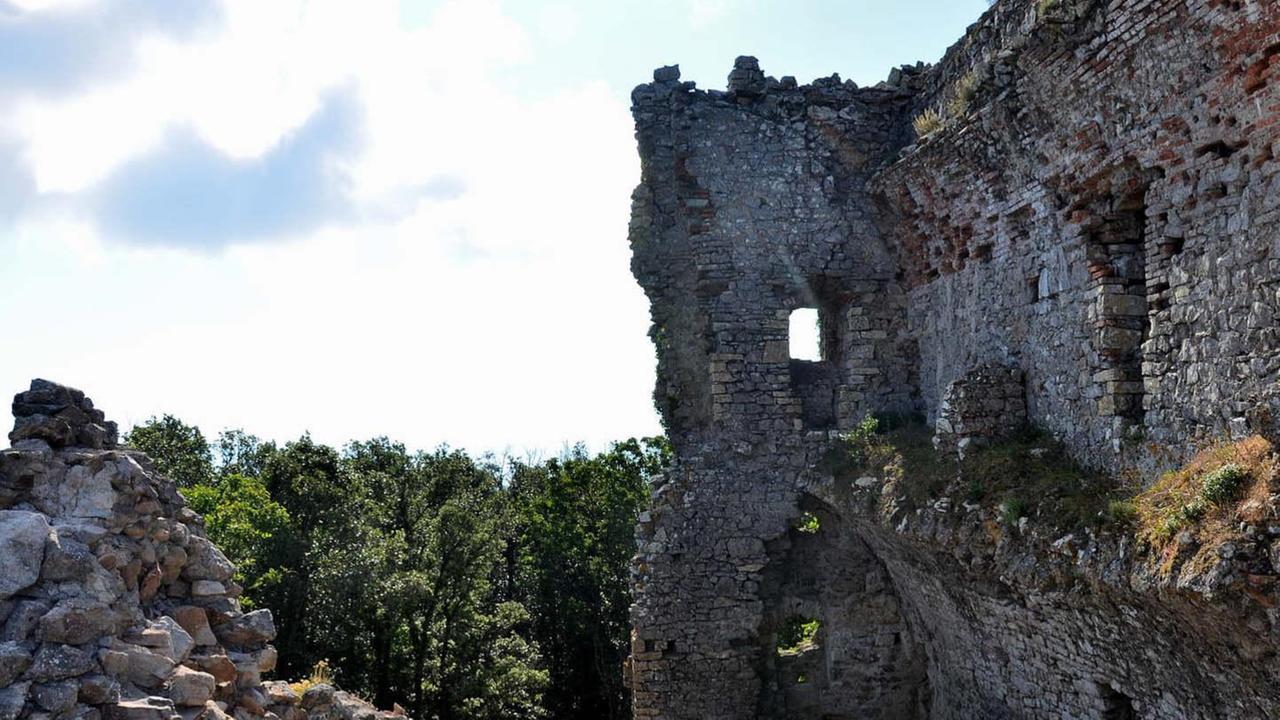 «La Torre del Giove sta franando, facciamo qualcosa per salvare un monumento storico»
