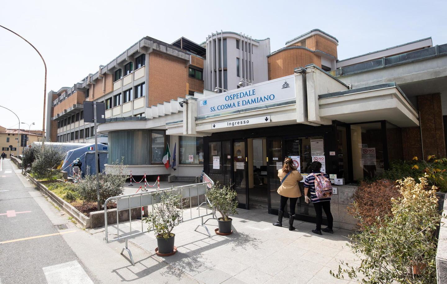 L’ingresso dell’ospedale Cosma e Damiano di Pescia (Foto Nucci)