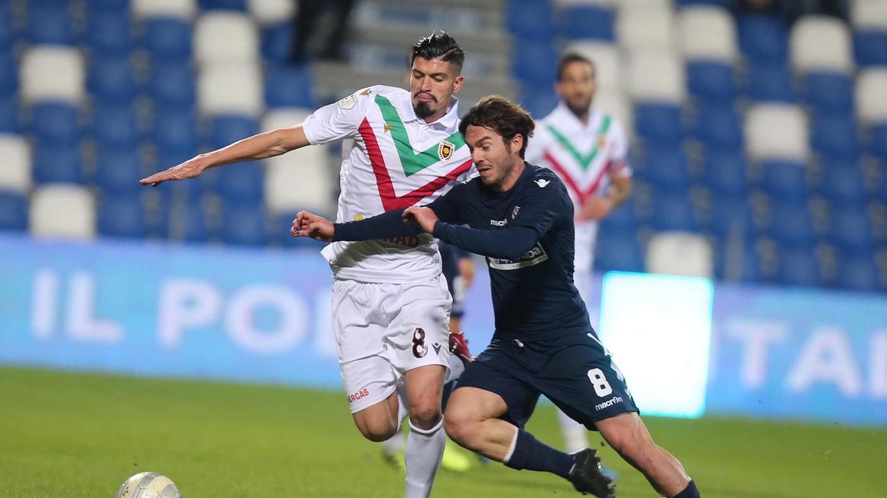 Davide Voltan con la maglia della Vis Pesaro impegnato in un duello con Varone durante il match contro la Reggiana