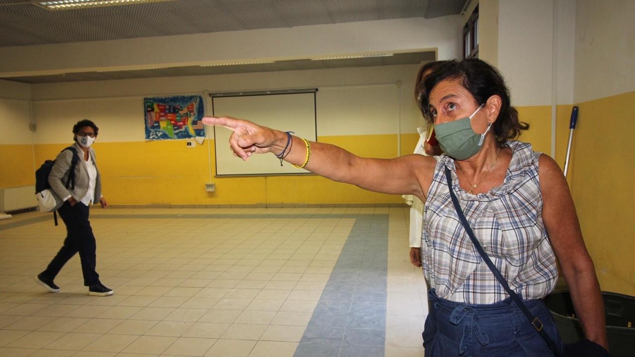 L'assessore Ilaria Santi alla scuola elementare di Pizzidimonte (foto Batavia)