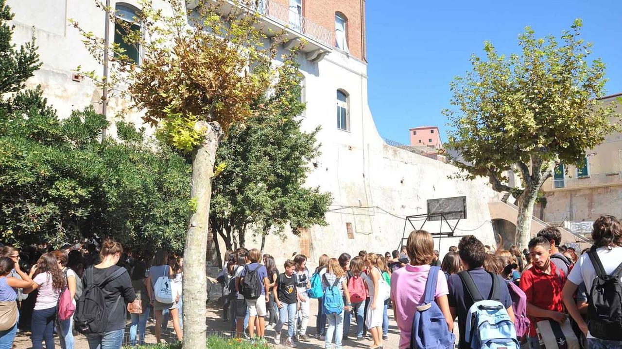 Più ingressi, orari scaglionati, sanificazioni. Tutte le regole per il rientro a scuola
