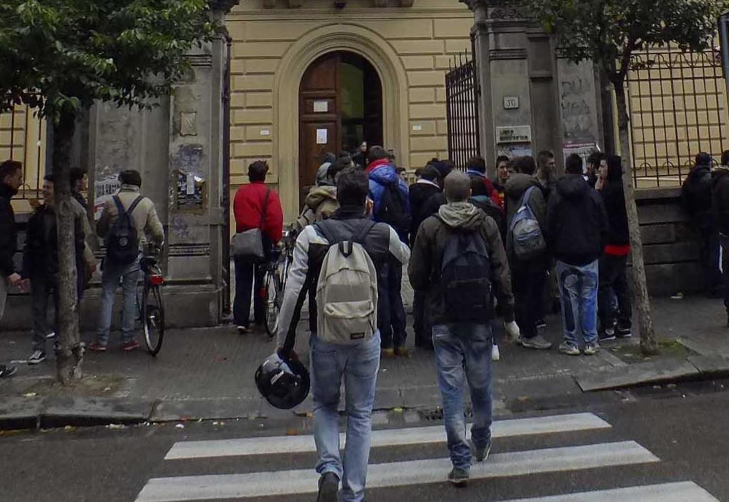 L’ingresso del liceo Dini in via Croce (foto d’archivio)