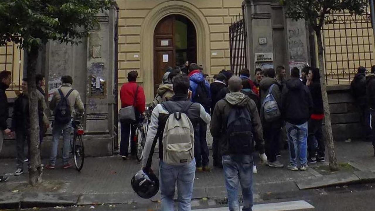L’ingresso del liceo Dini in via Croce (foto d’archivio)
