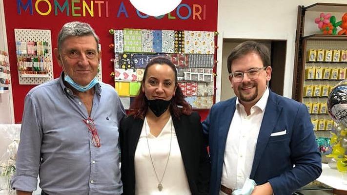 Lisa Torre (al centro) con il sindaco Giovanni Capecchi (a sinistra) e l’assessore Valerio Martinelli