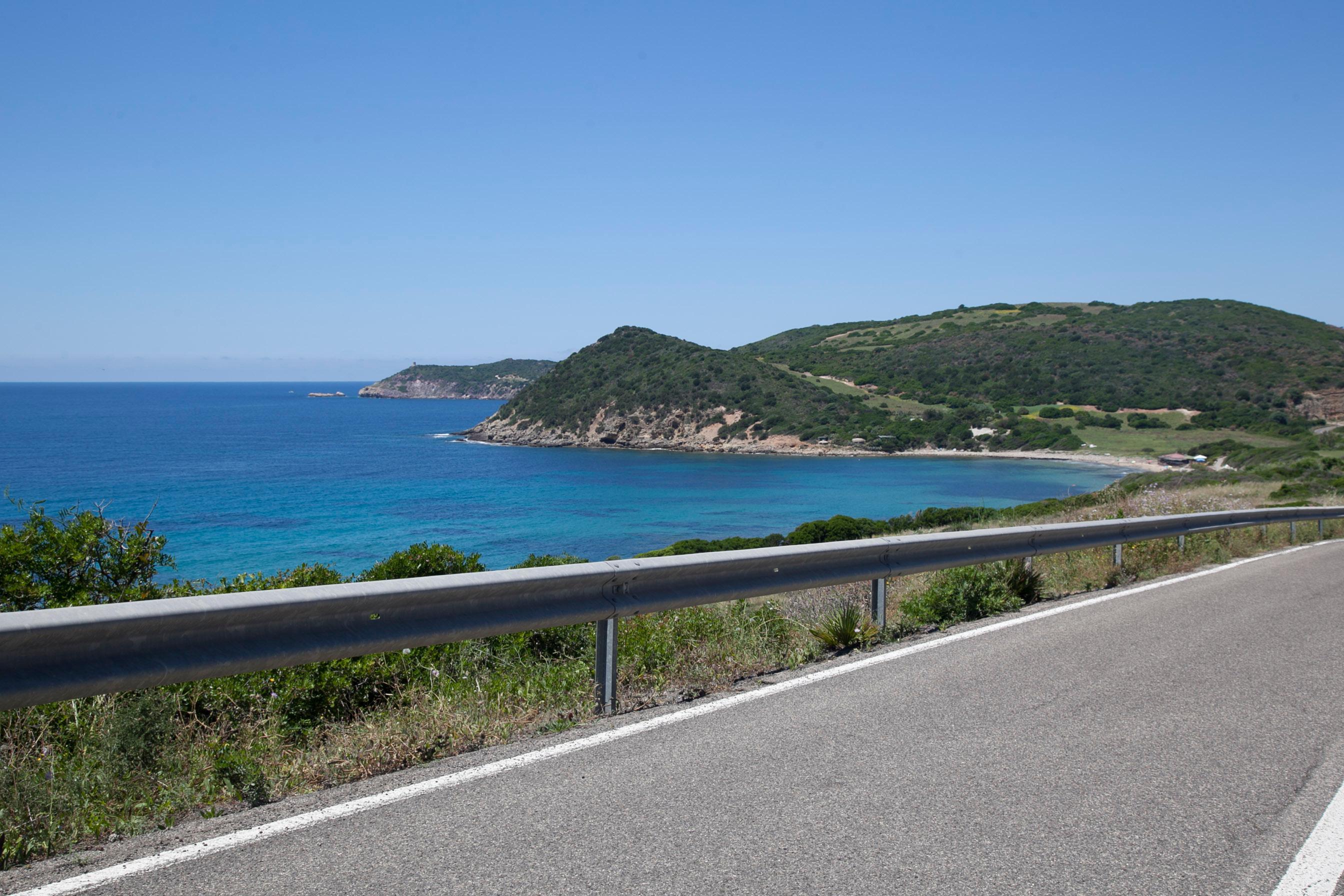 Anche eternit tra i rifiuti abbandonati sulla Alghero-Bosa
