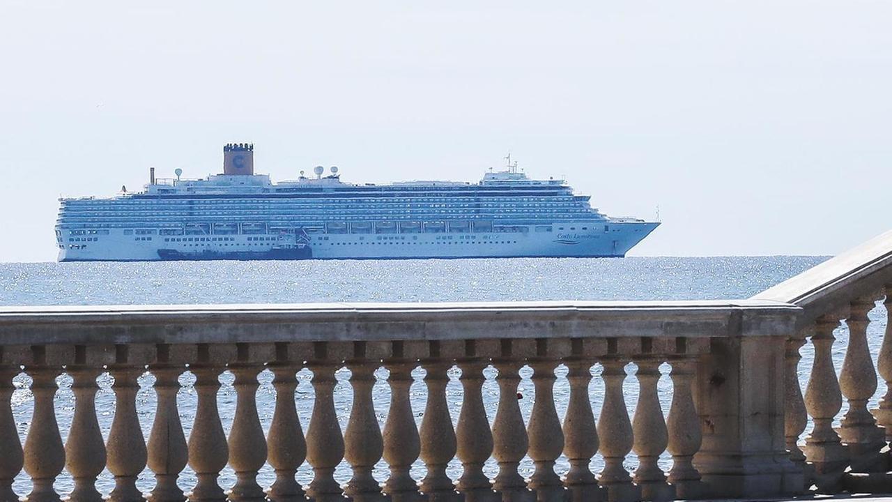 La Costa Luminosa in fase di rifornimento davanti alla Terrazza Mascagni (foto Dario Marzi)