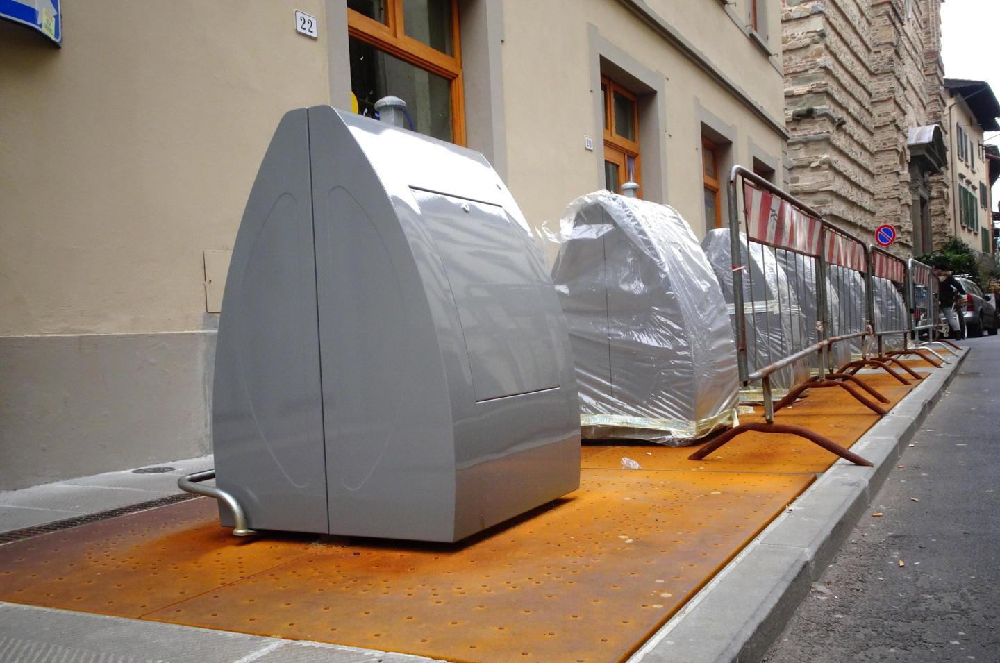 I cassonetti della prima postazione realizzata a Pistoia, in via della Madonna