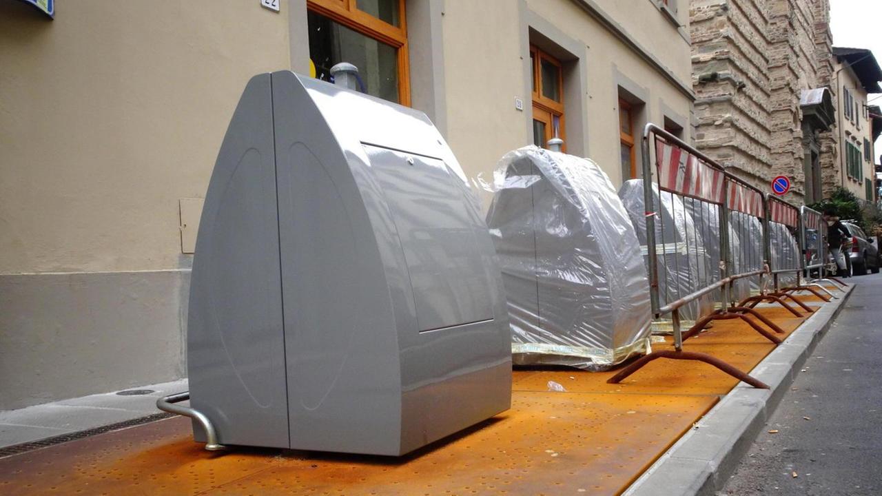 I cassonetti della prima postazione realizzata a Pistoia, in via della Madonna