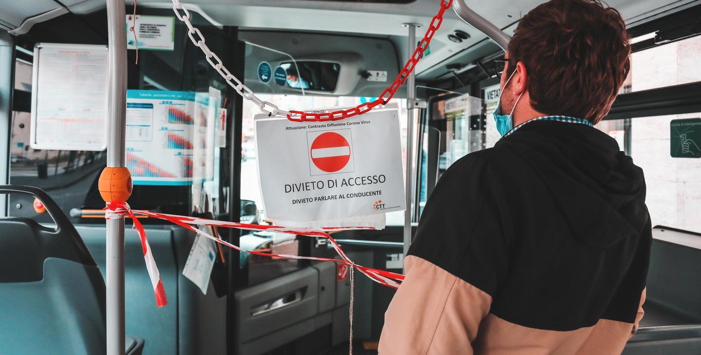 Pullman troppo affollati? Pronti bus turistici e maxi taxi 
