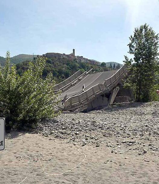 Sordi sul ponte crollato: «Lavori in ritardo e carenza di sicurezza» 