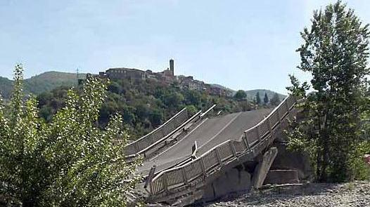Sordi sul ponte crollato: «Lavori in ritardo e carenza di sicurezza»